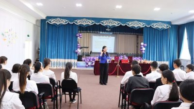  «Қостөбе» орта мектебінде «Бабадан қалған қолтаңба» тақырыбында жылжымалы көрме