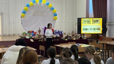 «Келешектің тұтқасы – білімді ұрпақтар» тақырыбында жылжымалы көрме