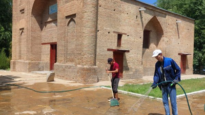 «Қарахан» кесенесінде олық тазарту жұмыстары