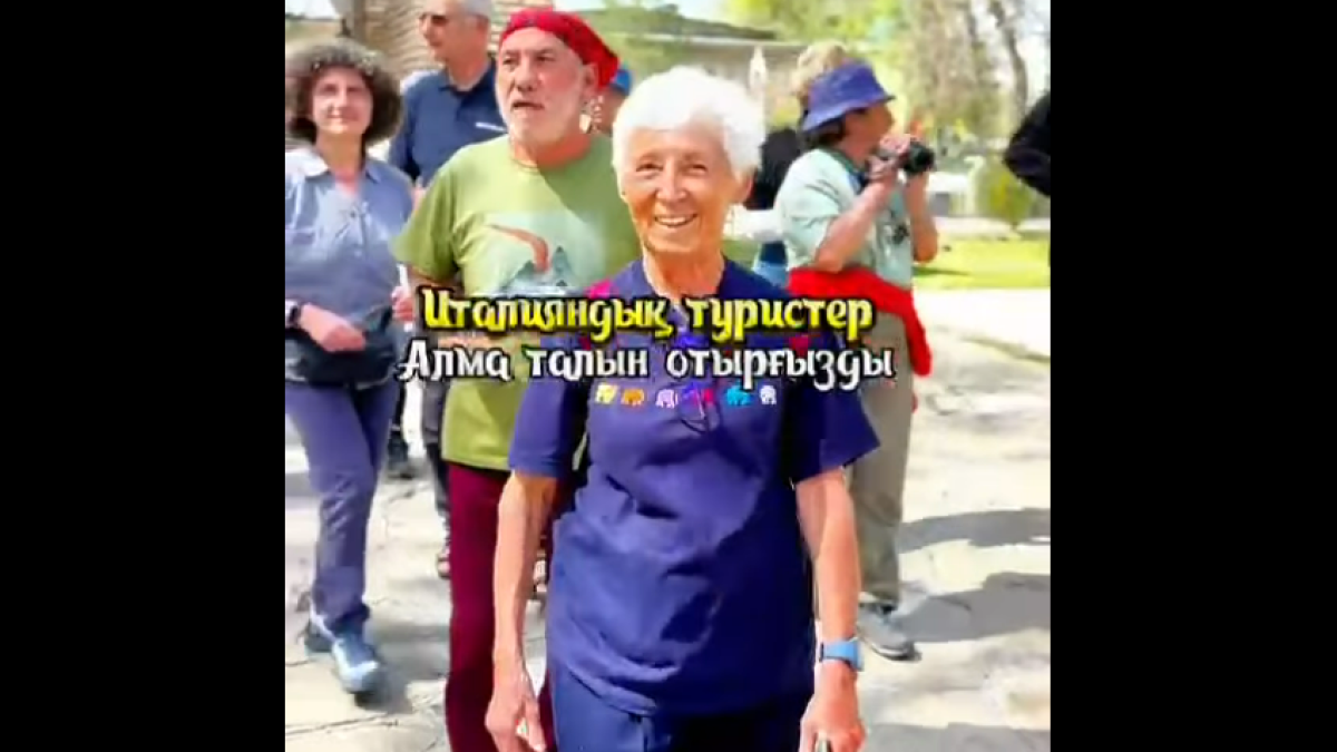 Италияндық туристер “Таза Қазақстан” экологиялық акция аясында Қарахан баба кесенесіне алма ағашын егіп үлес қосты