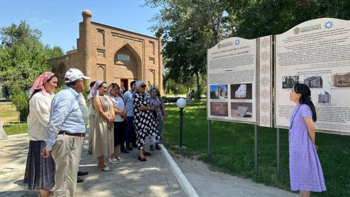 Жуалы ауданы тарихи-өлкетану музейінің қызметкерлеріне экскурсия