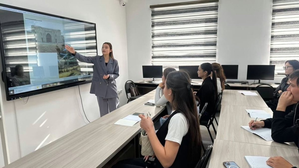«Тарих» мамандығының 1-курс студенттеріне дәріс өткізді