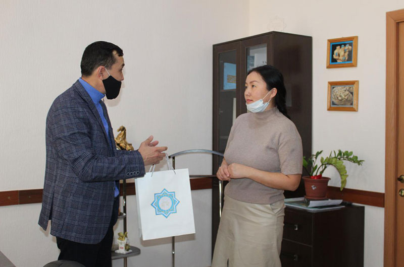 Музейге құмыра сыйлады