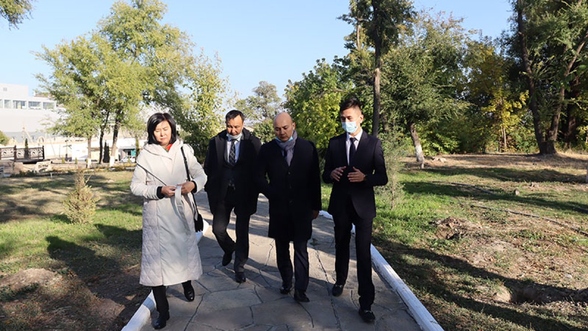 Тараз қонақтарды қарсы алады