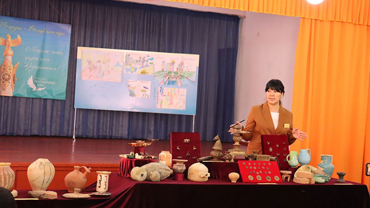 Музей қызметкерлері жылжымалы көрме өткізді