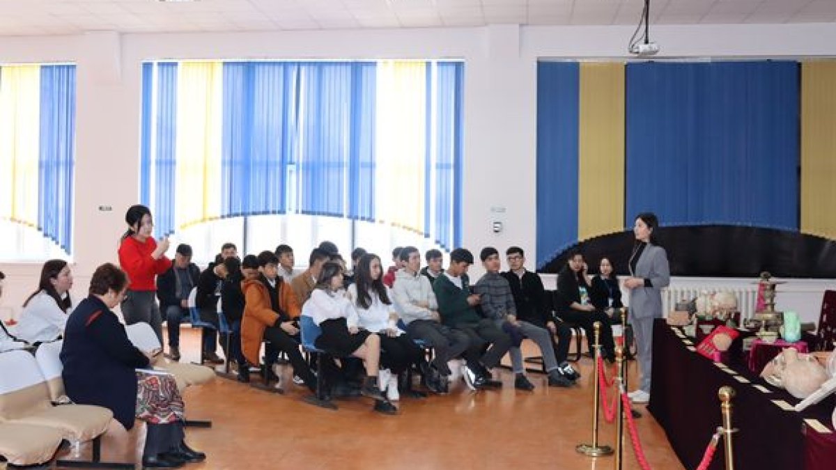Mobile exhibition for students of the Taraz College of Service and technology on the theme "Museum of the genealogy of the country" 