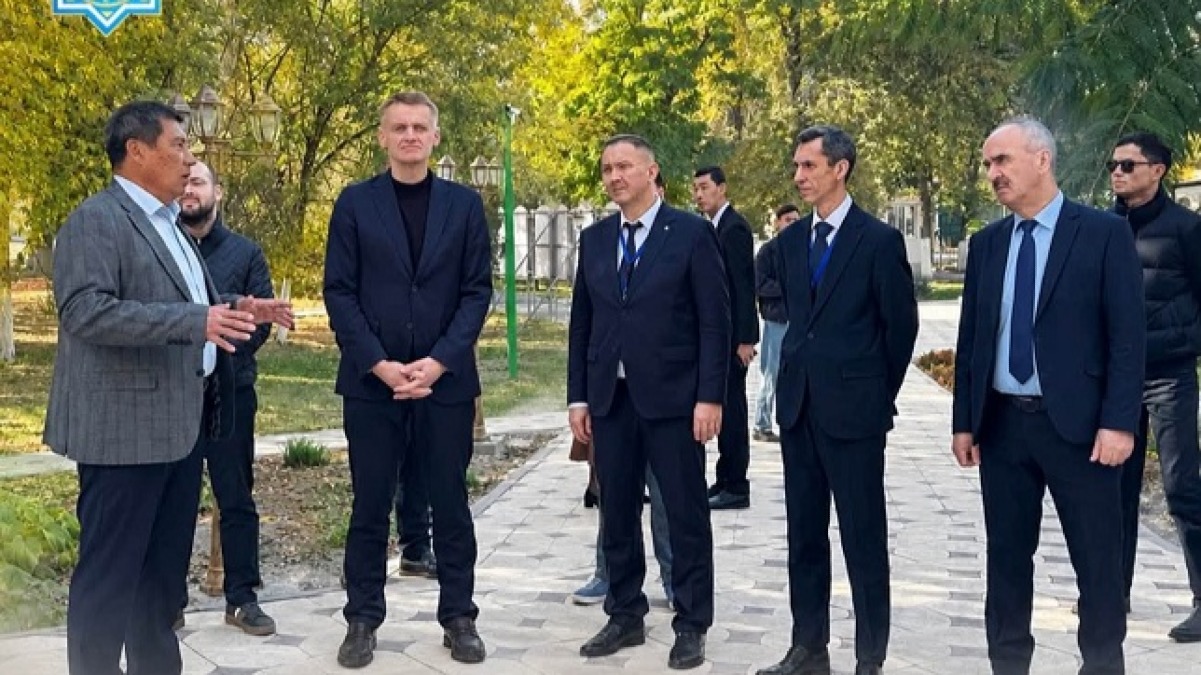Ленинград облысының делегациясы Қарахан кесенесімен танысты
