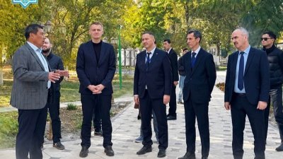 Ленинград облысының делегациясы Қарахан кесенесімен танысты